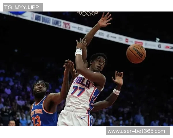 埃奇库姆费城主场首秀表现惊艳球迷热烈掌声致敬 埃奇库姆费城主场首秀表现惊艳球迷热烈掌声致敬